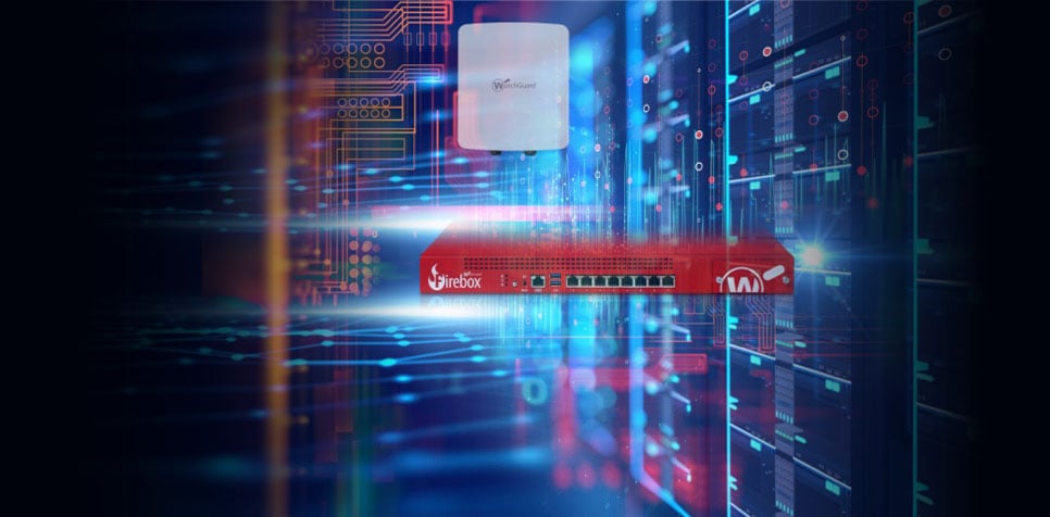 Eine rote WatchGuard Firebox schwebt vor einem Serverschrank.